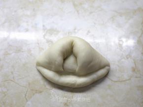 两边再往中间折，稍微压紧。