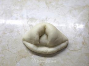 两边再往中间折，稍微压紧。