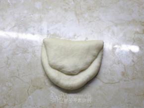 先把上面1/3向下折。