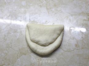 先把上面1/3向下折。