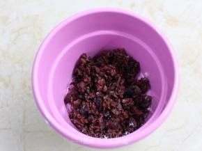 二发期间我们来做装饰用的馅料。将蔓越莓干切成细细的小丁。