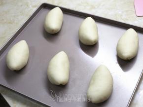 剩下的5个面团都是这样操作，整形好的面团放入烤盘中。送入东菱烤箱，开启发酵模式，36℃，发酵30分钟.，发酵至面团涨大至2倍大。