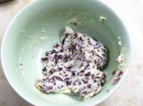 软化好的黄油加入蔓越莓干，搅拌均匀即可。如果有椰蓉，在加一些椰蓉，味道更香。