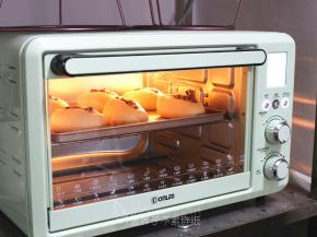 最后将面团送入预热好的烤箱，上下火180℃，烘烤18分钟。