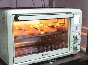 最后将面团送入预热好的烤箱，上下火180℃，烘烤18分钟。