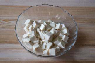 将嫩豆腐切小块备用；