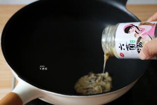 将鲜香味的仲景六菌汤倒入锅内；