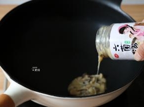 将鲜香味的仲景六菌汤倒入锅内；
