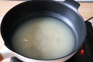 倒入800g水，一起炖煮沸；