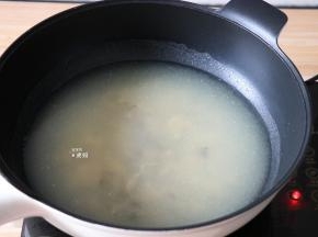 倒入800g水，一起炖煮沸；