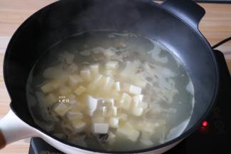 倒入事先切好的嫩豆腐块，一起炖煮沸；