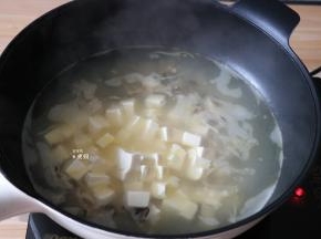 倒入事先切好的嫩豆腐块，一起炖煮沸；