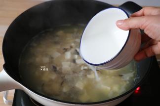 玉米淀粉加适量水调成淀粉水，倒入到煮沸的锅中；