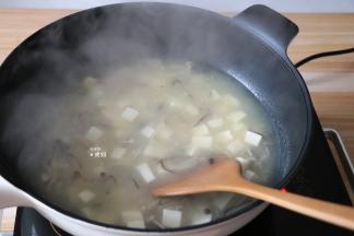 用勺子轻轻搅拌均匀，煮至浓稠即可关火，盛出后撒少许葱花点缀一下；