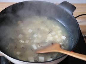 用勺子轻轻搅拌均匀，煮至浓稠即可关火，盛出后撒少许葱花点缀一下；