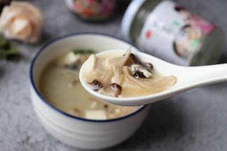 食材简单做法方便，汤鲜味美营养丰富。