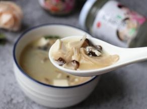 食材简单做法方便，汤鲜味美营养丰富。