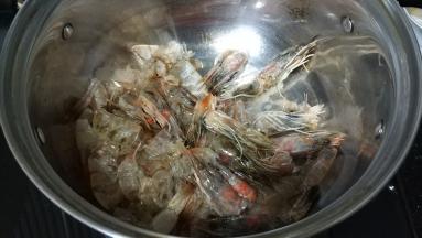 锅里热油，放入虾头虾壳