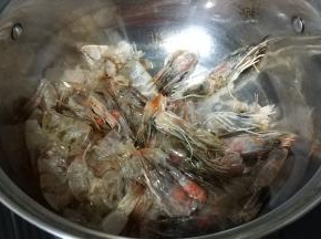 锅里热油，放入虾头虾壳
