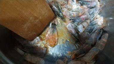 虾头用铲子压出脑膏