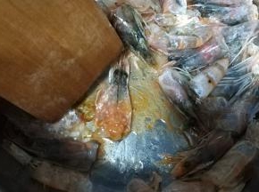 虾头用铲子压出脑膏