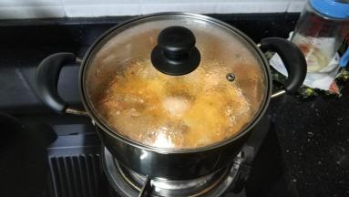 盖上盖子转中小火10分钟熬出鲜味虾头油汤（顺带把鸡蛋放进去煮了）