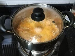 盖上盖子转中小火10分钟熬出鲜味虾头油汤（顺带把鸡蛋放进去煮了）