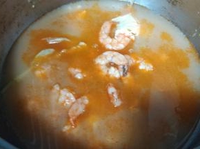 8分钟开盖放入少许盐、虾仁煮熟