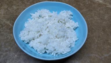 碗里放入米饭，倒入虾头油汤