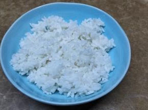 碗里放入米饭，倒入虾头油汤