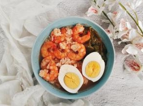 放入鸡蛋、虾仁、青菜等