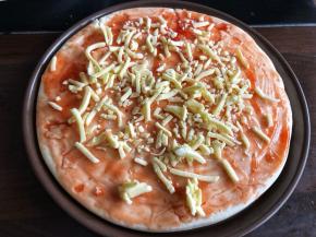 铺一层马苏里拉芝士。