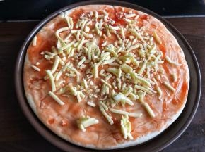 铺一层马苏里拉芝士。