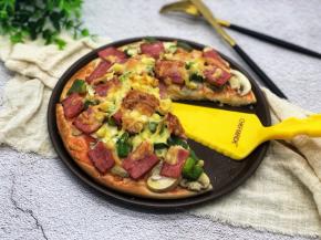 还想拍几张，可是女儿已经等不了了，于是先切了一块给她，她说太好吃了