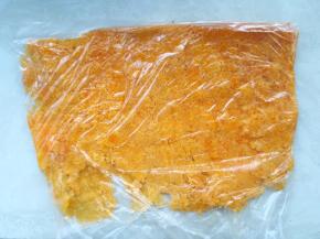 咸蛋黄蒸熟后取出，装在保鲜袋内，用擀面杖擀碎