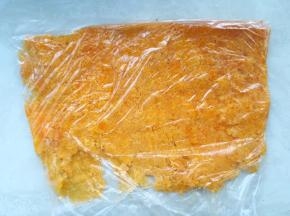 咸蛋黄蒸熟后取出，装在保鲜袋内，用擀面杖擀碎