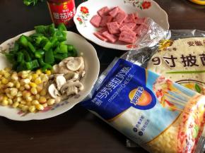 先准备好材料，口蘑切片，青椒切块，和玉米粒都先焯下水。火腿切小块备用！