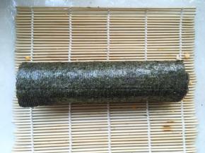 用竹帘将寿司卷起，卷的时候一定要卷紧
