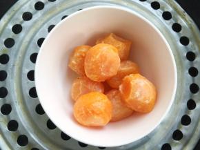 咸蛋黄入蒸锅蒸6分钟，将咸蛋黄蒸熟
