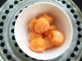 咸蛋黄入蒸锅蒸6分钟，将咸蛋黄蒸熟
