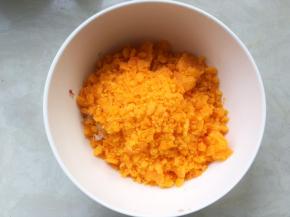 将蛋黄碎也倒入碗内