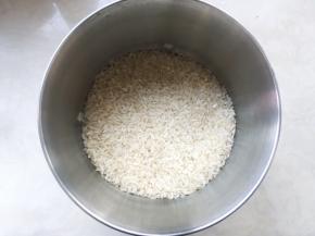 胚芽米洗干净，放入电饭煲内煮成米饭