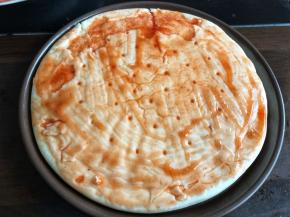 用刷子把番茄酱刷均匀，可以多刷点。