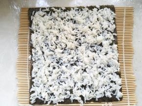 铺上一点米饭，尽量铺的均匀一些
