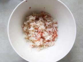 将切碎的虾肉装入碗内