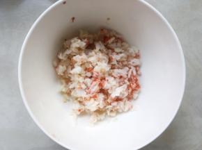 将切碎的虾肉装入碗内