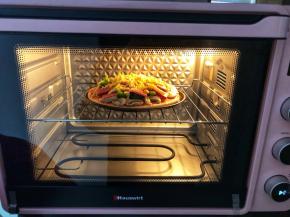 烤箱上下火185度预热好，把披萨放中层15分钟左右！(具体温度和时间根据自己家烤箱脾气。)