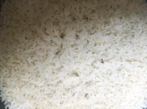 米饭煮熟后，取一碗备用
