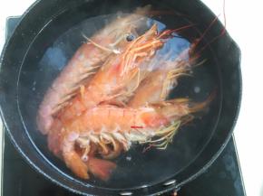 将阿根廷红虾用热水煮5分钟，之后捞出
