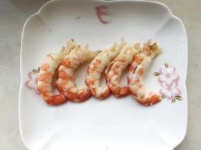 将阿根廷红虾剥掉虾壳
